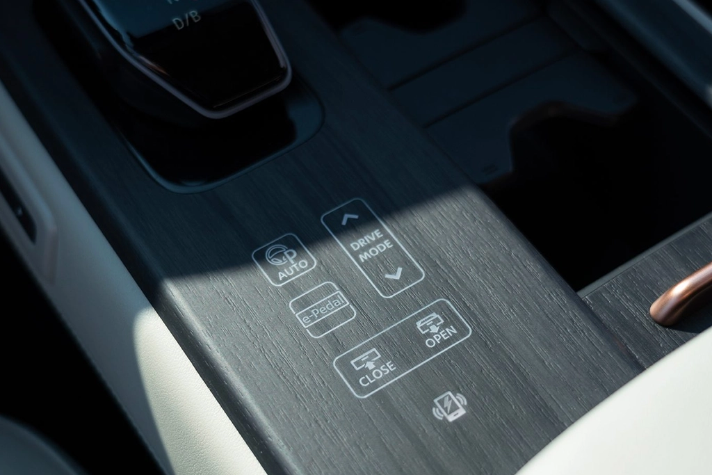 vue intérieur du Nissan Ariya électrique avec feux LED