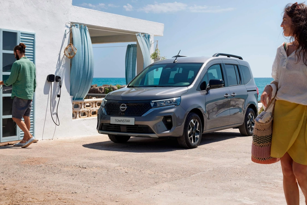 Profil latéral du Nissan Townstar électrique en extérieur